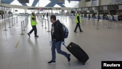 Unii pasageri se plâng de condițiile sanitare ale testelor rapide făcute pe Aeroportul Otopeni.