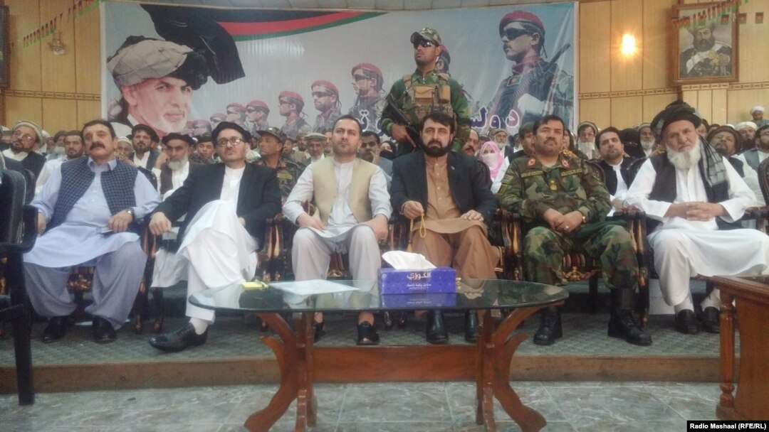 د ننګرهار نوی والي، د نورو چارواکو او مشرانو سره په غونډه کې ناست دی.