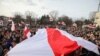 Флэшмоб на Дзень Волі. Беларусы вывешваюць бел-чырвона-белыя сьцягі. ФОТА