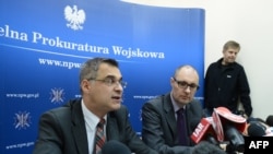 Голова окружної військової прокуратури Варшави Іренеуш Шельонґ (л) і речник Військової прокуратури Польщі Збіґнєв Жепа (п) на прес-конференції в Варшаві 30 жовтня 2012 року