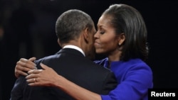 АҚШ президенті Барак Обама дебаттан шыққан соң жұбайы Мишель Обаманы құшақтап тұр. Денвер, 3 қазан 2012 жыл.