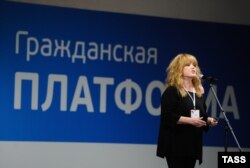 Сьпявачка Ала Пугачова падчас выступу на зьездзе партыі «Грамадзянская платформа». Масква, 2012
