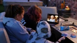 Britanci gledaju govor kraljice Elizabete II., Keele, 8. svibnja