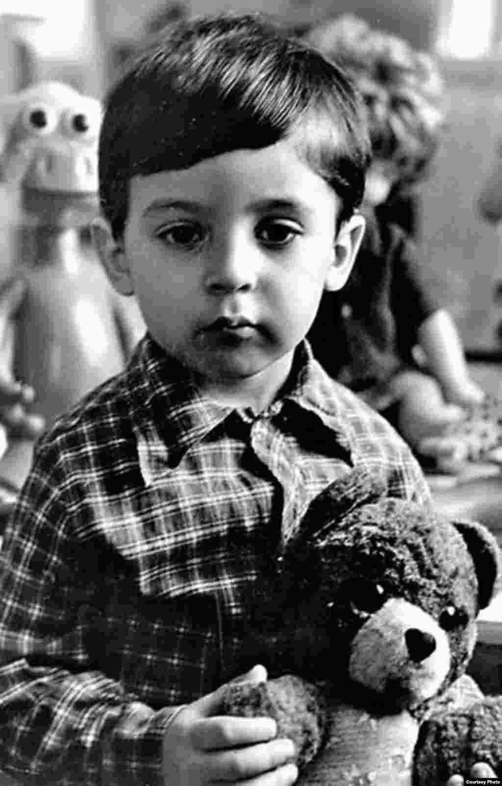 Этот очень серьезный мальчик &ndash; бывший комик и нынешний президент Украины Владимир Зеленский. Фото сделано в конце 1970-х или в начале 1980-х годов