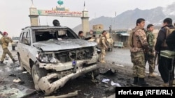 На месте нападения на автоколонну в афганской провинции Логар.