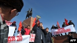 Tekebaýewiň tarapdarlary proteste çykyp, onuň boşadylmagyny talap etdi.