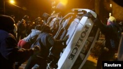 Беспорядки в Фергюсоне были вызваны решением не отдавать белого полицейского под суд за убийство подростка-афроамериканца
