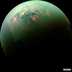 Титан планетасынын бетиндеги көлдөр.