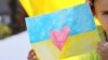 Дівчинка зі своїм малюнком на масовій акції у столиці України, яку проводили в час активних бойових на Донбасі. Київ, 4 жовтня 2014 року