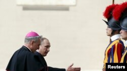 В Ватикане Владимира Путин встретил личный секретарь понтифика кардинал Георг Генсвайн