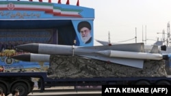 İran hərbi yük maşını parad zamanı zenit raketləri daşıyır.