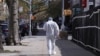 Лекар перад шпіталем у Брукліне, Нью-Ёрк, 10 красавіка 2020