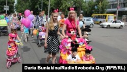 У Черкасах відбувся костюмований парад дитячих візочків 