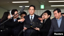Li Dzse Jong (középen) a Samsung igazgatóhelyettese megérkezik, hogy gyanúsítottként kihallgassák egy korrupciós botrányban. Szöul, Dél-Korea, 2017. február 13-án.