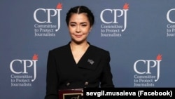 Redactoarea-șefă a publicației „Ukrainska Pravda”, Sevghil Musaeva, la ceremonia de înmânare a Premiului CPJ pentru libertatea presei internaționale. New York, SUA, 17 noiembrie 2022