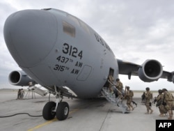 Американские солдаты садятся на борт самолета, отправляющегося в Афганистан, в транзитном аэропорту Манас. Бишкек, 15 апреля 2011 года.