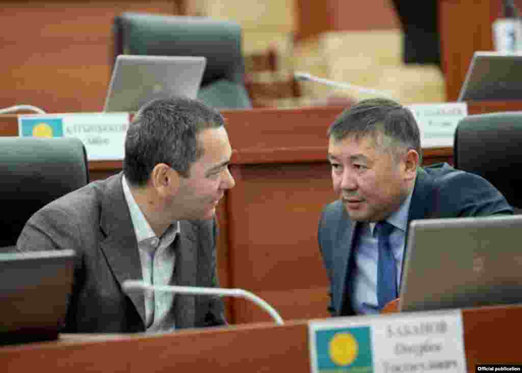 Омурбек Бабанов и депутат Канат Исаев. 
