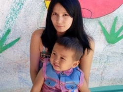 Выпускница казахстанского детского дома Раушан Тельхожаева со старшим сыном.