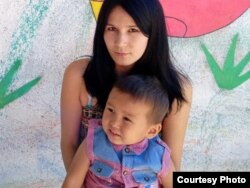 Выпускница казахстанского детского дома Раушан Тельхожаева со старшим сыном.