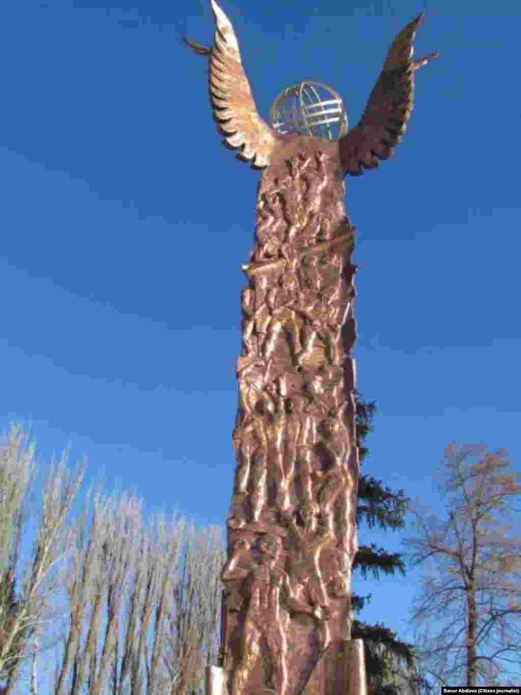 Памятник героям апрельских событий, вызвавший много споров в обществе.