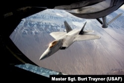 F-22 Raptor после дозаправки в воздухе над штатом Невада, США