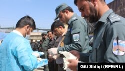 سربازان افغان در حال دریافت ابزار بهداشتی