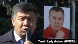 Алмамбет Шыкмаматов на акции в поддержку Омурбека Текебаева.