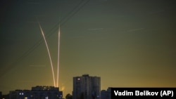 Російські ракети, запущені по території України з Бєлгородської області Росії, які було видно на світанку в Харкові, 1 вересня 2022 року