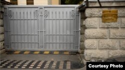 Ворота российского посольства в Бухаресте