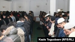 Верующие во время пятничной молитвы в мечети Алматы.