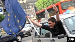 Eurentuziazmi mbizotëronte në Serbi pas nënshkrimit të Marrëveshjes së Stabilizim-Asociimit (MSA) më 29 prill 2008, që ishte hapi i parë drejt anëtarësimit në Bashkimin Evropian. Tetëmbëdhjetë vjet më vonë, integrimi evropian nuk është ndër temat kryesore të zgjedhjeve në Serbi.