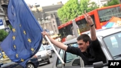 Evroentuzijazam vladao je u Srbiji nakon potpisivanja Sporazuma o stabilizaciji i pridruživanju (SSP) 29. aprila 2008. što je bio prvi korak ka članstvu u Evropskoj uniji. Osamnaest godina kasnije, tema evropskih integracija nije među ključnim na izborima u Srbiji. 