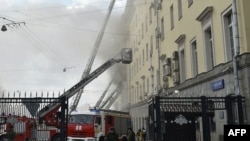 Zjarrfikësit gjatë aksionit të tyre për vënien e zjarrit nën kontroll në ndërtesën e Ministrisë së mbrojtjes së Rusisë në Moskë