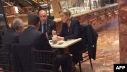 Marine Le Pen, candidata prezidențială a Frontului Național din Franța, la o cafea la Trump Ice Cream Parlor la parterul clădirii Trump Tower, sediul președintelui-ales Donald Trump la New York, 12 ianuarie 2017