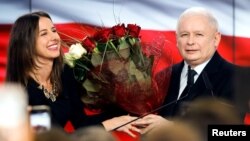 Лидер партии "Право и справедливость" Ярослав Качиньский принимает поздравления после оглашения результатов выборов