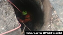 В Симферополе спасли женщину, упавшую в глубокую яму