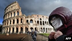 Իտալիա - Պաշտպանիչ դիմակով տղամարդ Հռոմի Կոլիզեումի մոտ, մարտ, 2020թ.