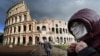 Римдегі Колизей алдында жүрген адам. 7 наурыз 2020 жыл.