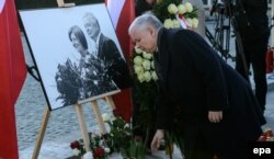 Jaroslaw Kaczynski la mormântul fratelui său geamăn, Lech, și a soției sale Maria, care a murit cu el în accidentul aviatic din 10 aprilie.