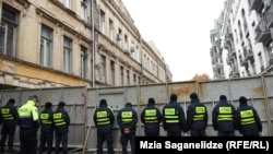 Полиция перекрыла подходы к парламенту Грузии металлическими конструкциями