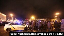 Поліцейські й активісти неподалік Європейської площі в Києві, 19 лютого 2017 року