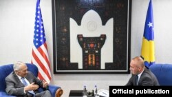 Gjenerali Wesley Clark dhe kryeministri i Kosovës Ramush Haradinaj