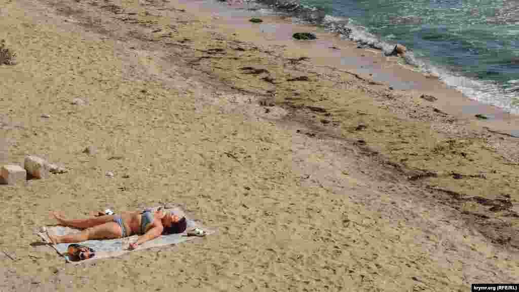 Несмотря на разрушения, на Старокарантинский пляж до сих пор приходят керчане, чтобы насладиться морским воздухом