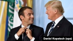 Франция президенті Эммануэль Макрон мен АҚШ президенті Дональд Трамп G20 елдерінің саммитінде. Гамбург, Германия, 7 шілде 2017 жыл.