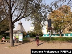 Автобусная остановка рядом с Кремлем – вид на собор перекрыт кинотеатром