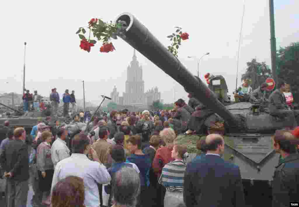 Demonstrators in Moscow face off with Soviet tanks on August 20, 1991 (TASS) - In August, the world marked the 15th anniversary of the 1991 coup attempt that brought about the collapse of the Soviet Union. In an exclusive RFE/RL interview, former Soviet President Mikhail Gorbachev recalled the three tumultuous days that changed the world.