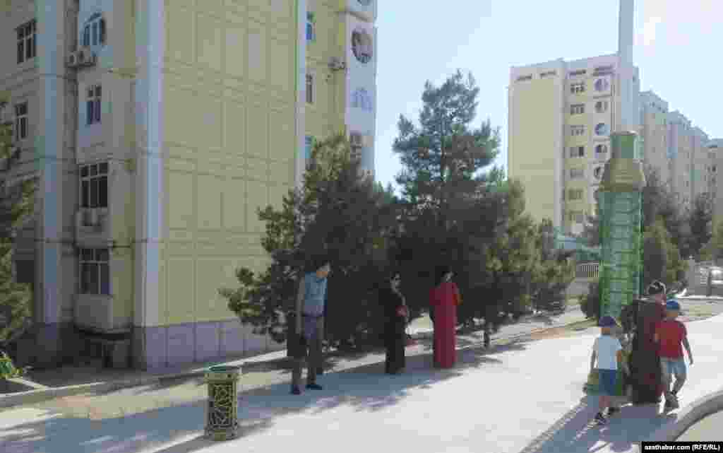 На автобусной остановке, Ашхабад 
