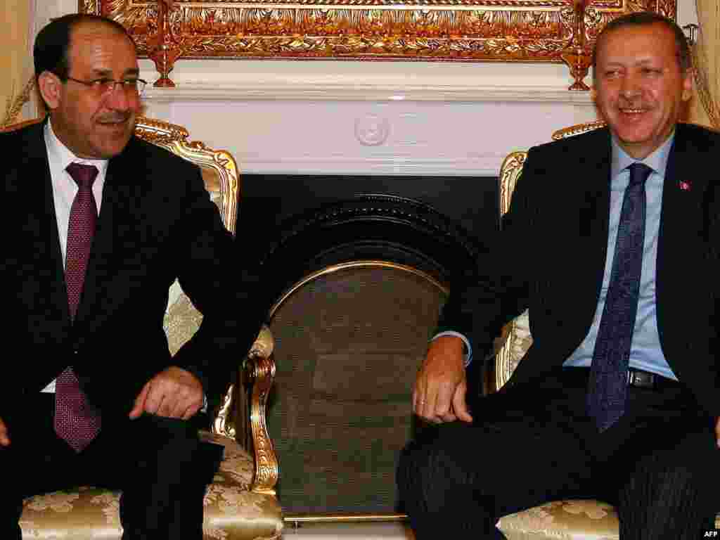 Turkey -- Prime Minister Recep Tayyip Erdogan (R) and his Iraqi counterpart Nuri al-Maliki meet in Ankara, 21Oct2010 - TURKEY, Ankara : Turkish Prime Minister Recep Tayyip Erdogan (R) and his Iraqi counterpart Nuri al-Maliki smile during their meeting in Ankara on October 21, 2010. Maliki met with Turkish leaders as part of efforts to drum up regional support for his candidacy. Maliki has been fighting to retain his post after a March 7 general election which produced no clear winner. AFP PHOTO/POOL/ADEM ALTAN 