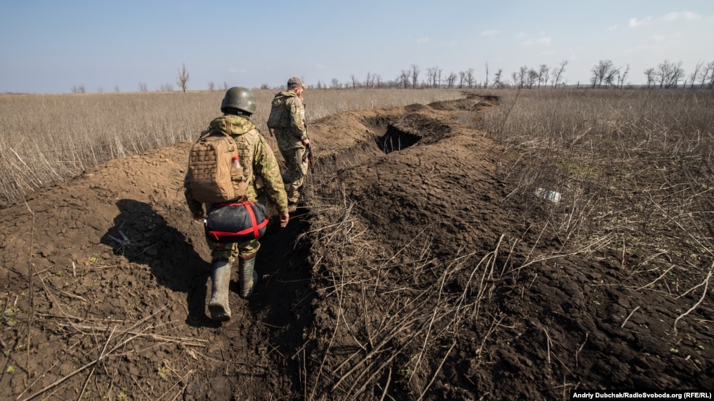 Неглибокі «підходні» окопи по дорозі до однієї з передових позицій