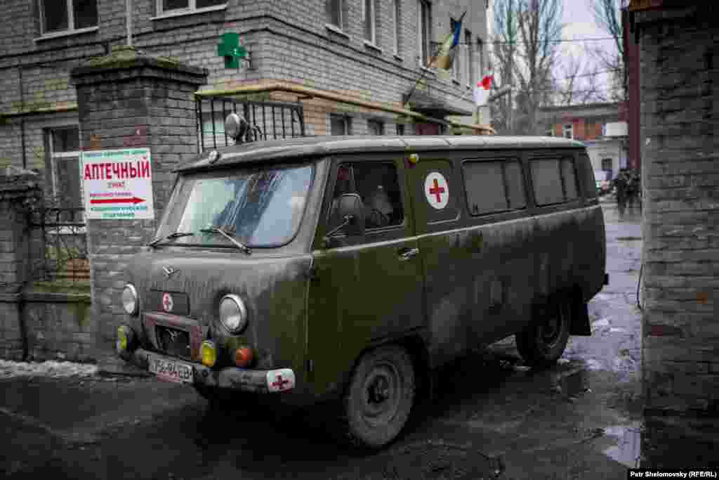 Военный автомобиль &quot;скорой помощи&quot; выезжает из ворот госпиталя в Артемовске, недалеко от Дебальцево. &nbsp;